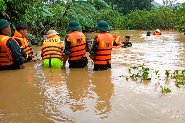 Bộ đội Sư đoàn 3 đưa dân khỏi nơi nguy hiểm do bão số 3 gây ra