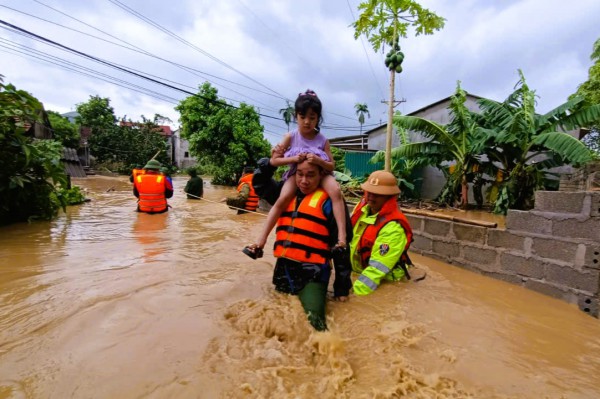 Bộ đội Sư đoàn 3 đưa dân khỏi nơi nguy hiểm do bão số 3 gây ra