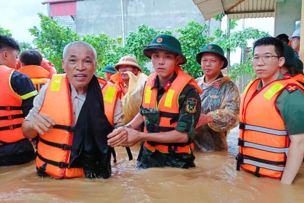 Bộ đội Sư đoàn 3 đưa dân khỏi nơi nguy hiểm do bão số 3 gây ra