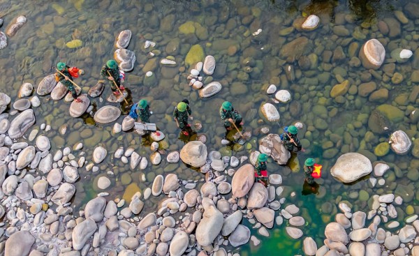 Bộ đội băng rừng vượt suối Dân Hóa, tìm thêm 1 hài cốt liệt sĩ