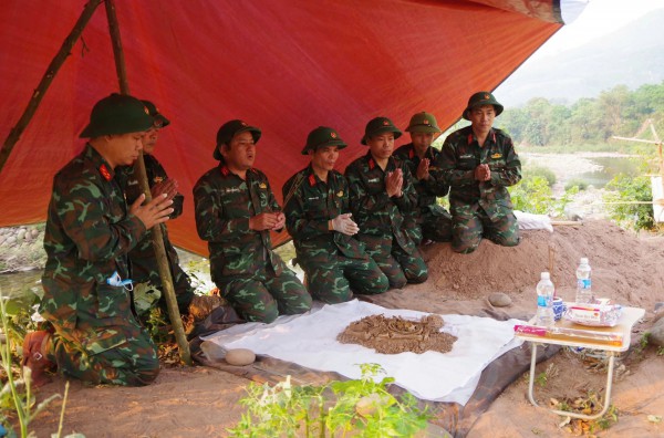 Bộ đội băng rừng vượt suối Dân Hóa, tìm thêm 1 hài cốt liệt sĩ