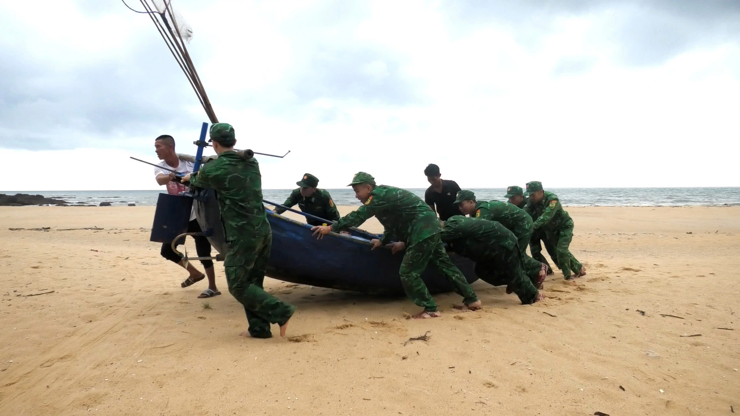 Bộ đội biên phòng Quảng Bình khẩn trương giúp dân trước bão