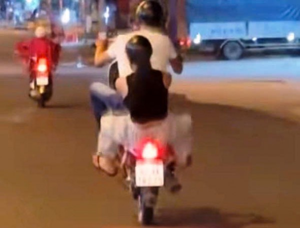 Bốc đầu xe máy trên đường phố, bị tịch thu phương tiện Bốc đầu xe máy trên đường phố, bị tịch thu phương tiện