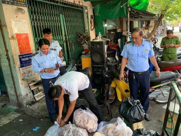 Buộc tiêu hủy 744 kg thịt, cá đông lạnh không rõ nguồn gốc ở phường Bến Cát, TP.HCM