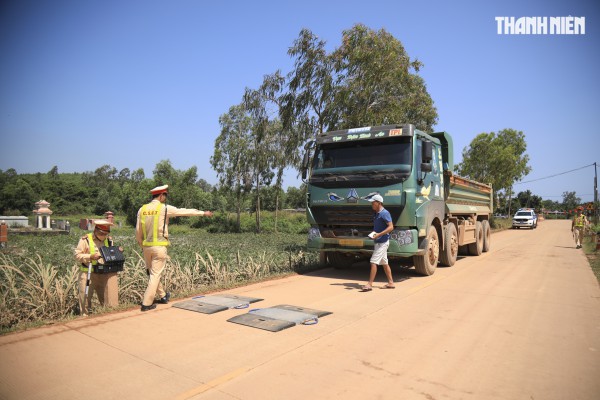 CSGT Quảng Ngãi kiểm tra tải trọng xe tải chở đất sau phản ánh của Báo Thanh Niên