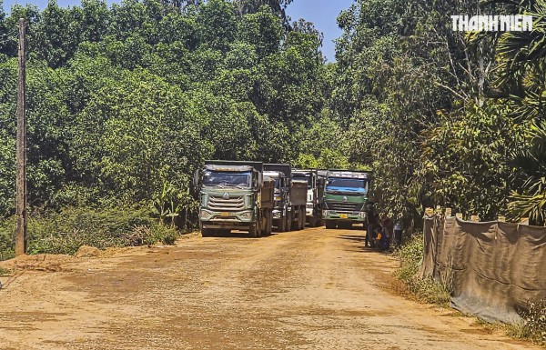 CSGT Quảng Ngãi kiểm tra tải trọng xe tải chở đất sau phản ánh của Báo Thanh Niên