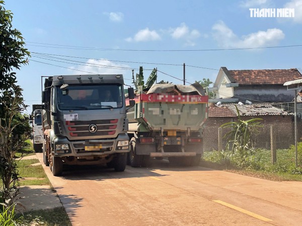 CSGT Quảng Ngãi kiểm tra tải trọng xe tải chở đất sau phản ánh của Báo Thanh Niên