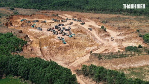 CSGT Quảng Ngãi kiểm tra tải trọng xe tải chở đất sau phản ánh của Báo Thanh Niên