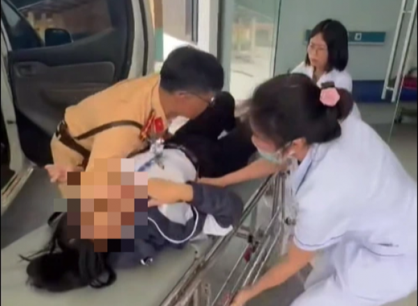 CSGT Quảng Trị kịp chuyển cấp cứu một nữ sinh ngất xỉu ven đường