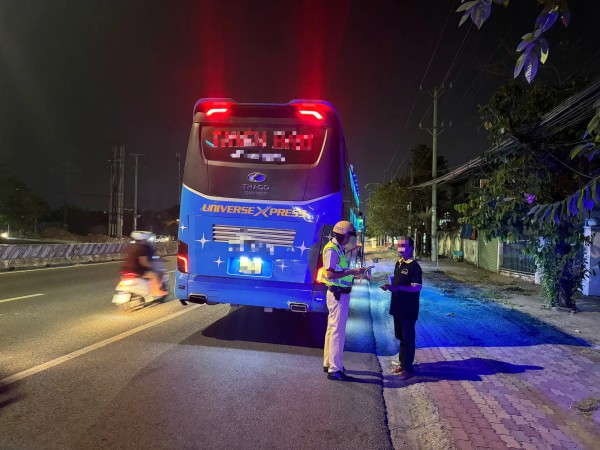 CSGT TP.HCM siết vi phạm xe khách trên quốc lộ 13