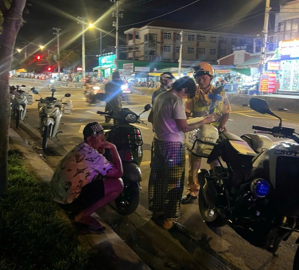CSGT TP.HCM xử lý chạy ngược chiều trong đêm, nhiều người bị phạt 5 triệu đồng