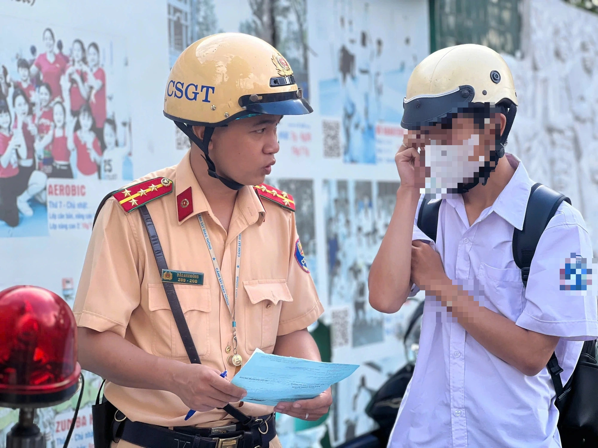 CSGT TP.HCM xử lý nhiều học sinh, sinh viên chạy xe không đội mũ bảo hiểm