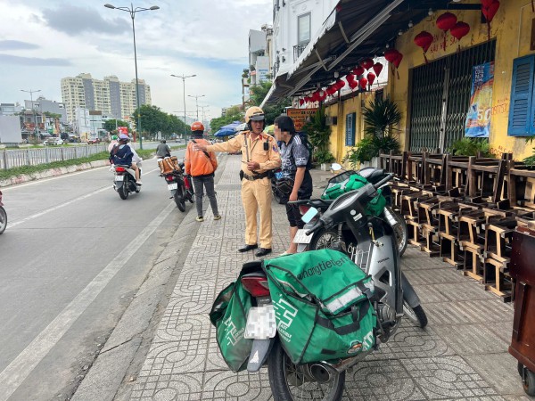 CSGT TP.HCM xử lý nhiều tài xế băng ngang đường ray xe lửa CSGT TP.HCM xử lý nhiều tài xế băng ngang đường ray xe lửa