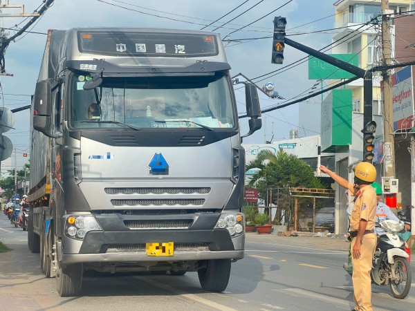 CSGT TP.Thủ Đức xử lý nhiều xe container, xe bồn chạy trong giờ cấm