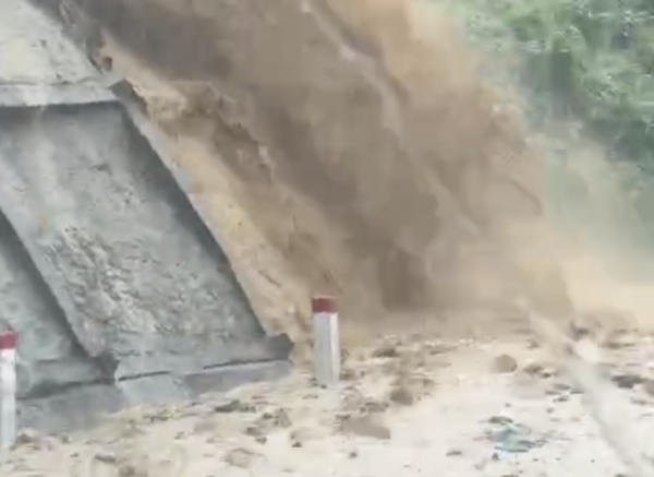 CSGT đội mưa phân luồng giao thông, khắc phục sạt lở đèo An Khê CSGT đội mưa phân luồng giao thông, khắc phục sạt lở đèo An Khê