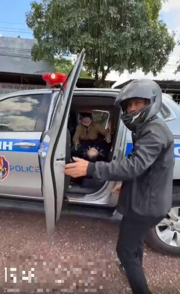 CSGT Đồng Nai dùng xe đặc chủng đưa người phụ nữ bị tai nạn đi cấp cứu