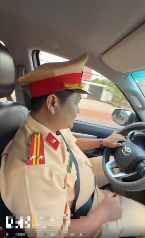 CSGT Đồng Nai dùng xe đặc chủng đưa người phụ nữ bị tai nạn đi cấp cứu