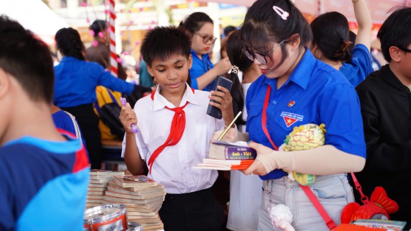 CSGT Đồng Nai 'sưởi ấm biên cương' tại xã Lộc Thạnh