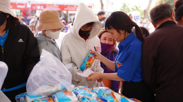 CSGT Đồng Nai 'sưởi ấm biên cương' tại xã Lộc Thạnh