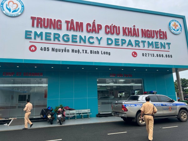 CSGT dùng xe chuyên dụng cứu nguy bé trai 1 tuổi khó thở, tím tái toàn thân