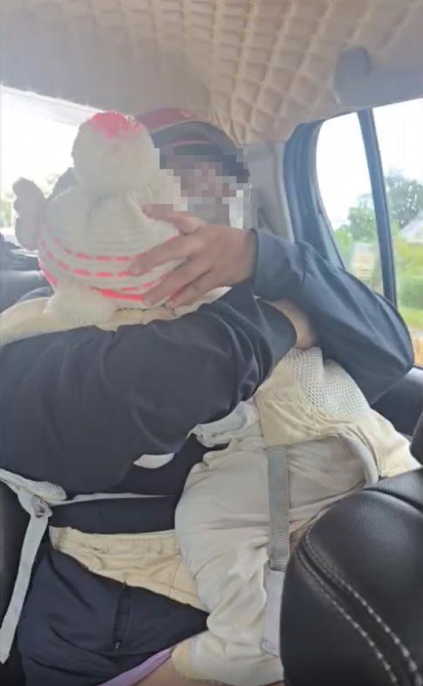 CSGT dùng xe chuyên dụng cứu nguy bé trai 1 tuổi khó thở, tím tái toàn thân