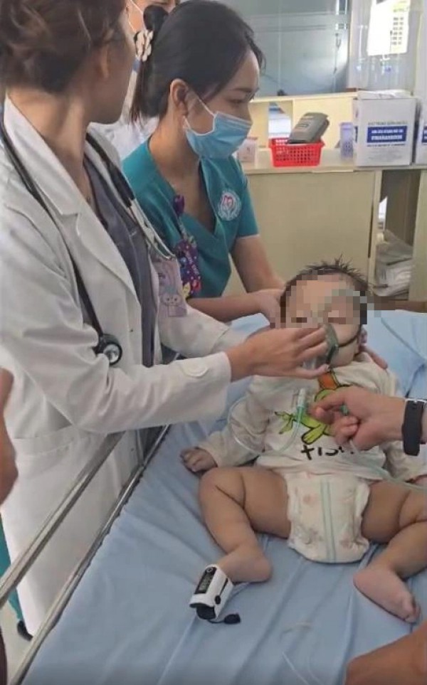 CSGT dùng xe chuyên dụng cứu nguy bé trai 1 tuổi khó thở, tím tái toàn thân