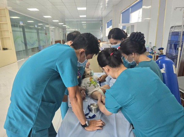 CSGT dùng xe chuyên dụng cứu nguy bé trai 1 tuổi khó thở, tím tái toàn thân