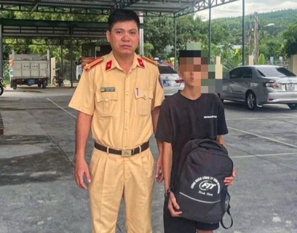 CSGT giải cứu thiếu niên 16 tuổi mắc bẫy 'việc nhẹ lương cao'