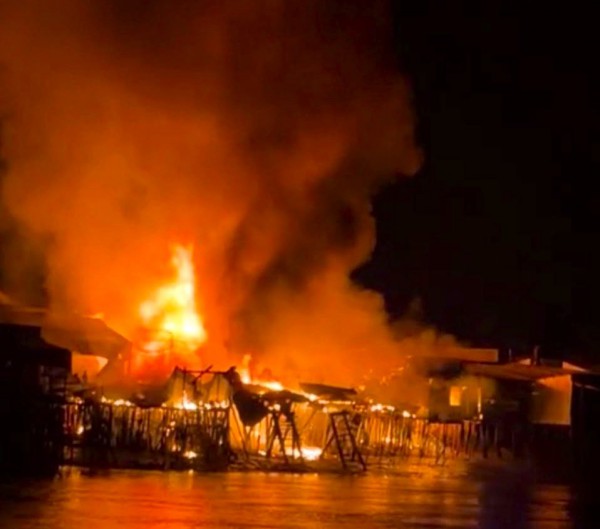 Cà Mau: Cháy nhà ven sông Vàm Đầm, hơn 10 căn bị thiêu rụi