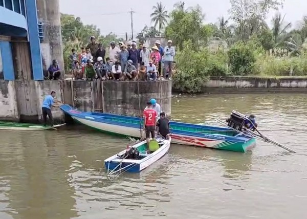 Cà Mau: Chạy vỏ lãi tông vào trụ biển báo giao thông, 1 người tử vong