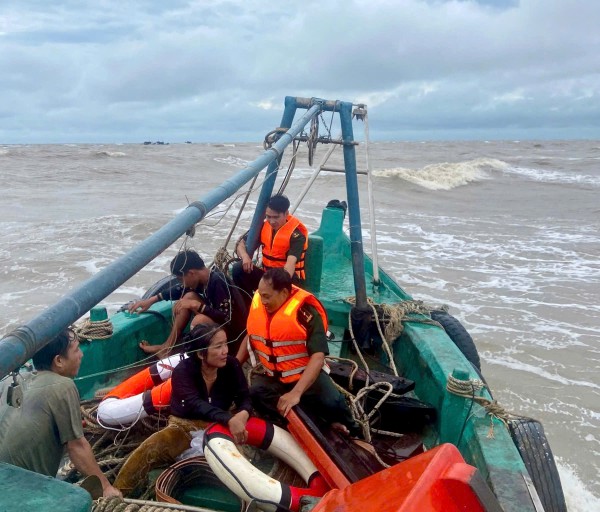 Cà Mau: Cứu kịp thời 2 ngư dân bị chìm tàu Cà Mau: Cứu kịp thời 2 ngư dân bị chìm tàu