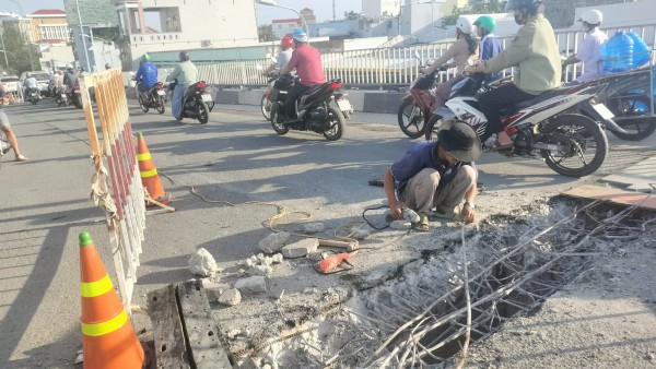 Cà Mau: Thi công cầu Huỳnh Thúc Kháng gây lo ngại an toàn giao thông giờ cao điểm Cà Mau: Thi công cầu Huỳnh Thúc Kháng gây lo ngại an toàn giao thông giờ cao điểm