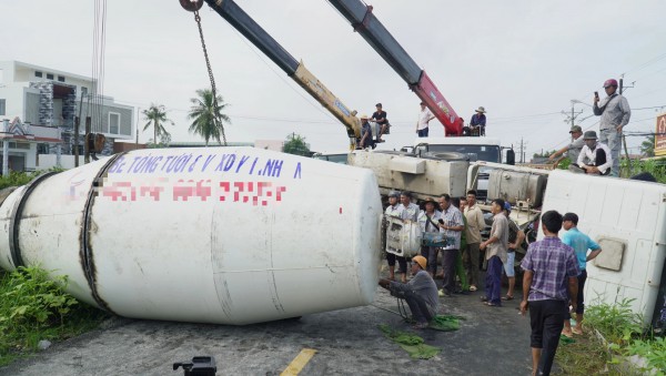 Cà Mau: Xe trộn bê tông lật chắn ngang quốc lộ 63 khiến giao thông ùn tắc