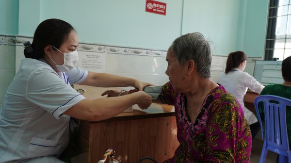 Cà Mau khám sức khỏe miễn phí, hướng đến phủ sổ sức khỏe điện tử toàn dân Cà Mau khám sức khỏe miễn phí, hướng đến phủ sổ sức khỏe điện tử toàn dân