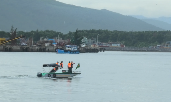 Ca nô biên phòng Quảng Trị quần thảo cửa biển, giúp tàu thuyền tránh bão Fengshen Ca nô biên phòng Quảng Trị quần thảo cửa biển, giúp tàu thuyền tránh bão Fengshen
