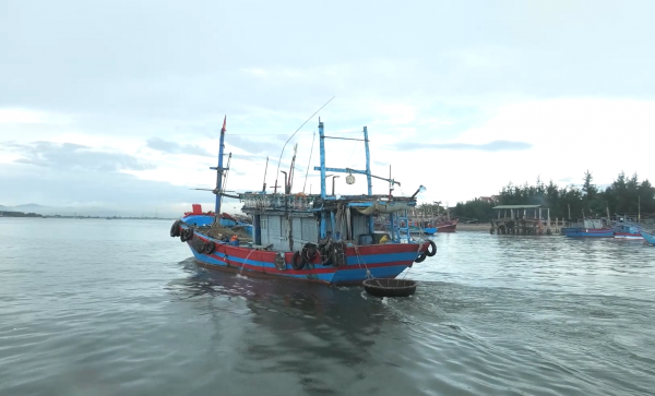 Ca nô biên phòng Quảng Trị quần thảo cửa biển, giúp tàu thuyền tránh bão Fengshen Ca nô biên phòng Quảng Trị quần thảo cửa biển, giúp tàu thuyền tránh bão Fengshen