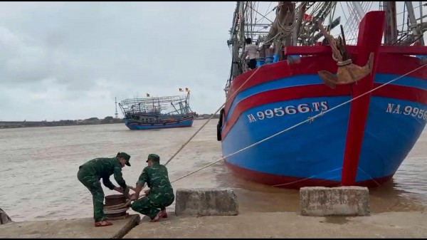 Ca nô biên phòng Quảng Trị quần thảo cửa biển, giúp tàu thuyền tránh bão Fengshen Ca nô biên phòng Quảng Trị quần thảo cửa biển, giúp tàu thuyền tránh bão Fengshen