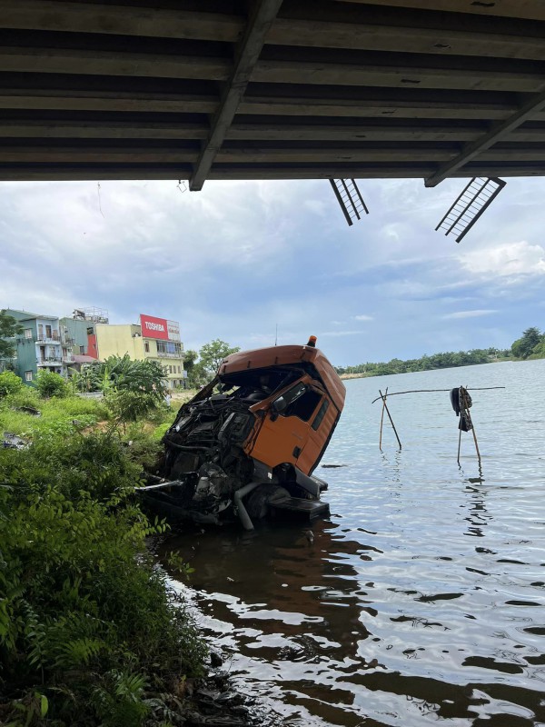 Cabin xe đầu kéo rơi xuống chân cầu sau vụ tai nạn, tài xế thoát chết