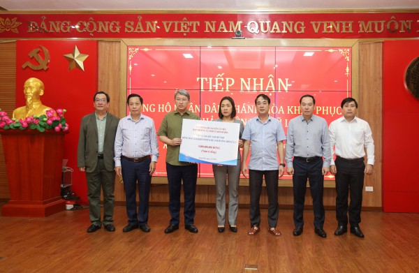 Các nguyên lãnh đạo tỉnh Khánh Hòa vận động ủng hộ khắc phục hậu quả mưa lũ lịch sử