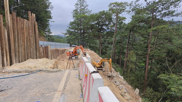 Cấm lưu thông qua đèo Prenn trong 1 tuần để khắc phục sạt lở Cấm lưu thông qua đèo Prenn trong 1 tuần để khắc phục sạt lở