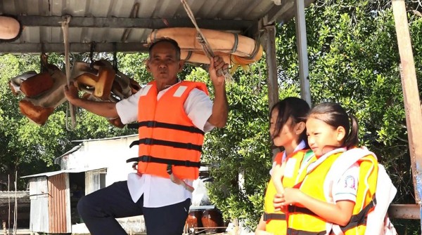 Cảm phục tấm lòng của người lái đò nhân ái Cảm phục tấm lòng của người lái đò nhân ái