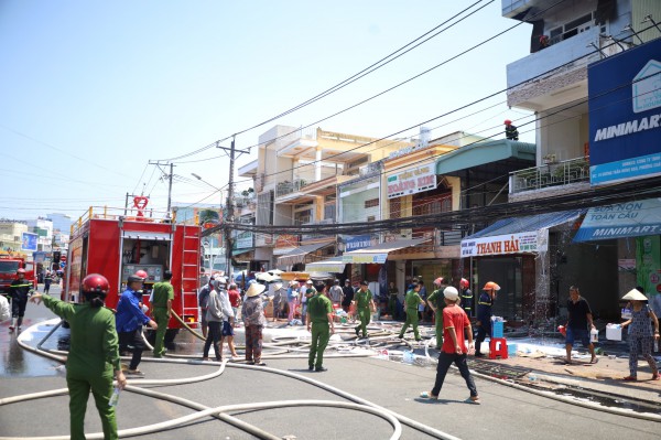 Cần Thơ: Cháy cửa hàng bán đồ nhựa tại chợ Ô Môn