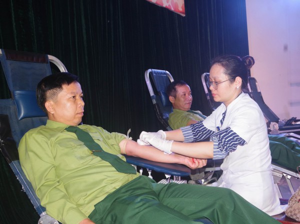 Cán bộ, chiến sĩ ở Thừa Thiên - Huế hiến máu 