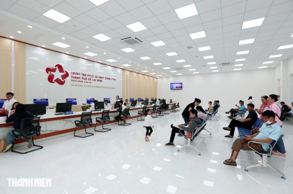Cận cảnh Trung tâm Phục vụ hành chính công TP.HCM trong ngày đầu vận hành Cận cảnh Trung tâm Phục vụ hành chính công TP.HCM trong ngày đầu vận hành