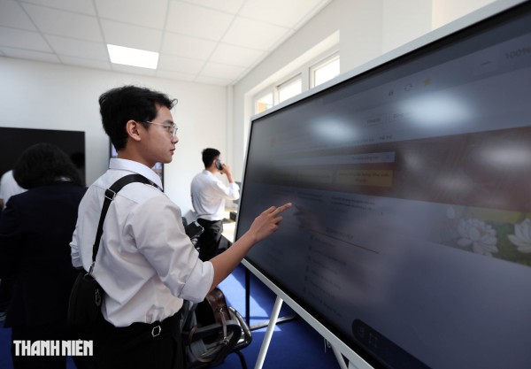 Cận cảnh Trung tâm Phục vụ hành chính công TP.HCM trong ngày đầu vận hành Cận cảnh Trung tâm Phục vụ hành chính công TP.HCM trong ngày đầu vận hành