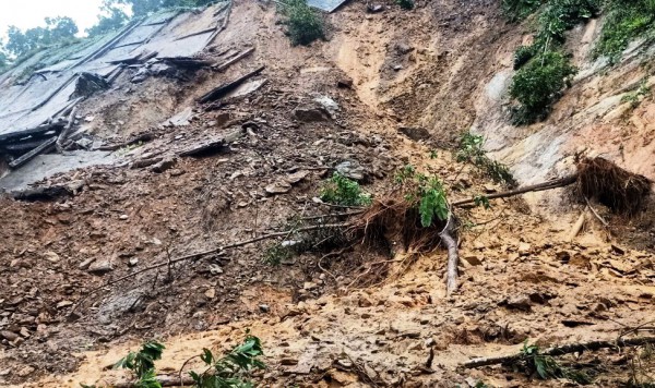 Cận cảnh bão số 10 gây sạt lở nghiêm trọng nhiều nơi ở vùng núi Đà Nẵng Cận cảnh bão số 10 gây sạt lở nghiêm trọng nhiều nơi ở vùng núi Đà Nẵng