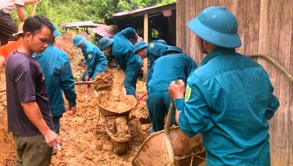 Cận cảnh bão số 10 gây sạt lở nghiêm trọng nhiều nơi ở vùng núi Đà Nẵng Cận cảnh bão số 10 gây sạt lở nghiêm trọng nhiều nơi ở vùng núi Đà Nẵng