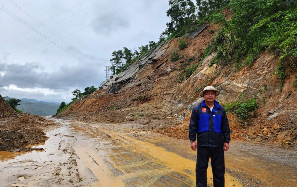 Cận cảnh bão số 10 gây sạt lở nghiêm trọng nhiều nơi ở vùng núi Đà Nẵng Cận cảnh bão số 10 gây sạt lở nghiêm trọng nhiều nơi ở vùng núi Đà Nẵng