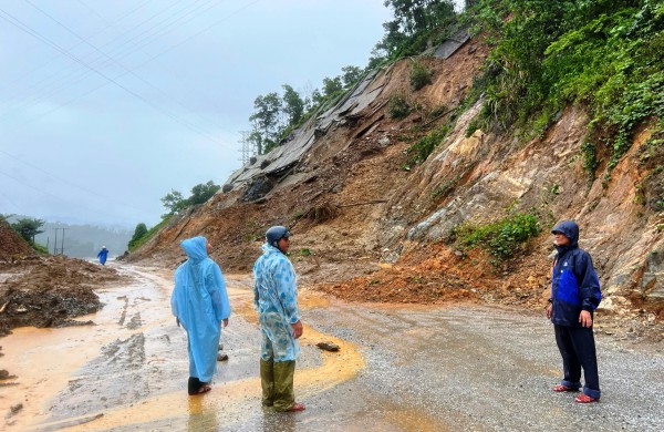 Cận cảnh bão số 10 gây sạt lở nghiêm trọng nhiều nơi ở vùng núi Đà Nẵng Cận cảnh bão số 10 gây sạt lở nghiêm trọng nhiều nơi ở vùng núi Đà Nẵng