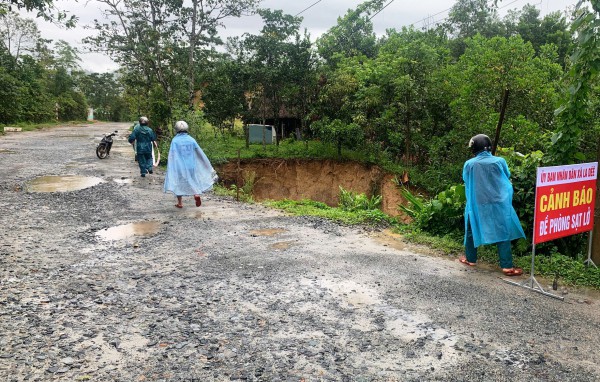 Cận cảnh bão số 10 gây sạt lở nghiêm trọng nhiều nơi ở vùng núi Đà Nẵng Cận cảnh bão số 10 gây sạt lở nghiêm trọng nhiều nơi ở vùng núi Đà Nẵng